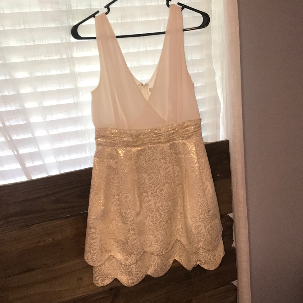 Adorable scalloped dress!